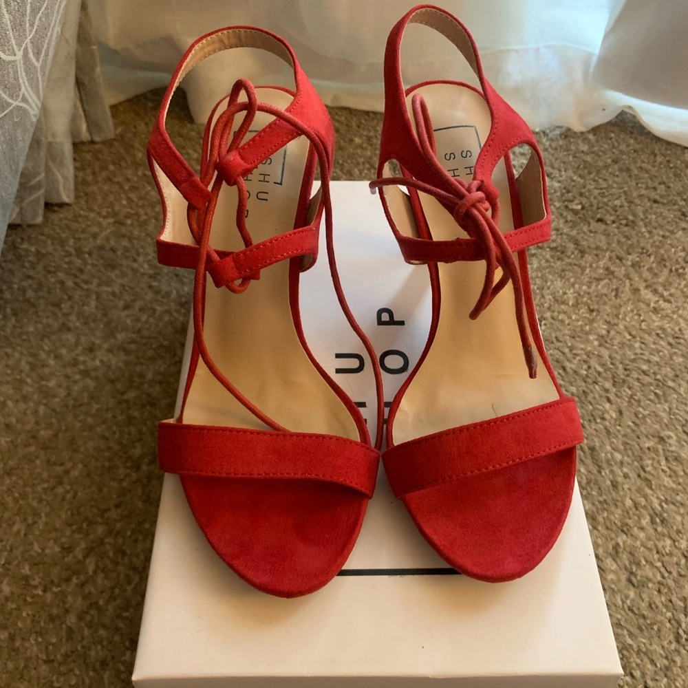 Shu Shop red adjustable lace-up heels. Kitten heel, Lace-up closure, peep toe.
